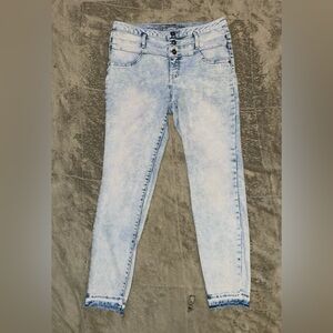 Light blue acid wash capri jeans